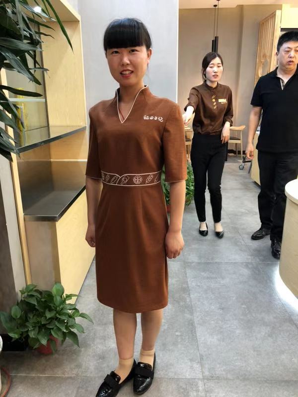 秋季如何選擇酒店服務(wù)員服裝款式